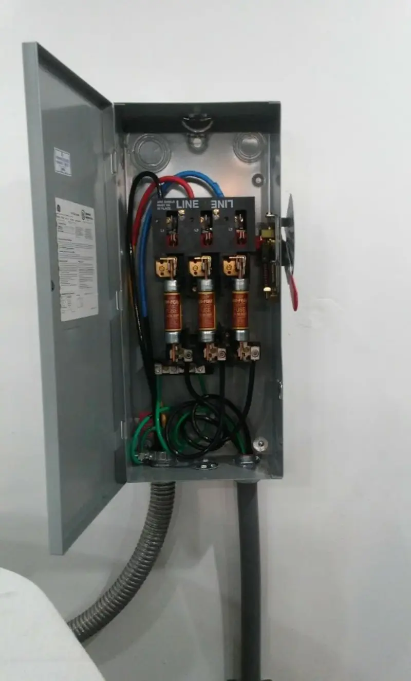 Three-phase disconnect switch installed for Electrical Wiring & Rewiring in Edwardsville